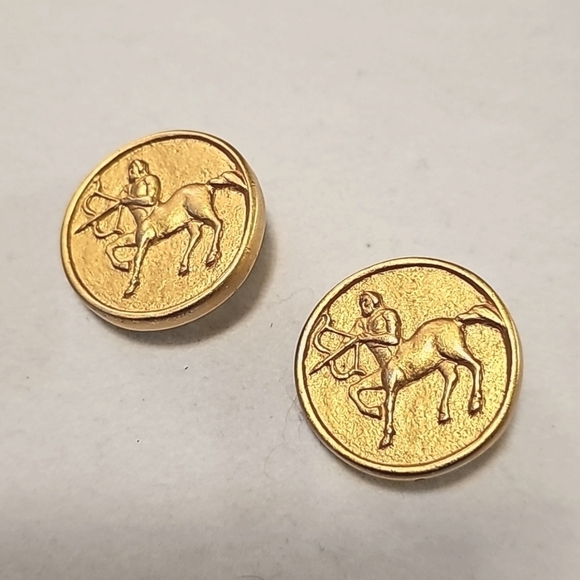 Vintage large in matte gold tone centaur medallion clip on earrings - Picture 1 of 3